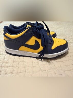 Nike Dunk Low Retro Michigan
Varsity Maize Midnight Navy, Size 6Y